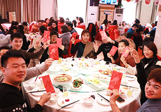 ����һ���2018���ψA�M��̖����ͬӭ��2019��